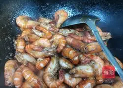Illustration of how to cook big head shrimp (Macrobrachium) braised in spicy oil 7