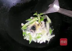 Illustration of how to make stir-fried Di San Xian 4