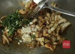 Illustration of how to make spicy fried conch meat 8