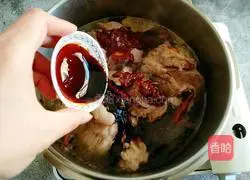 Illustration of how to make Northeastern soybean paste bones 10