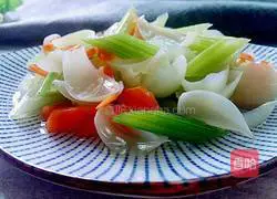 Illustration of how to stir-fry celery and lily 8