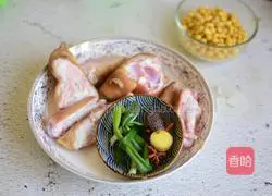 Illustration of how to make braised pig's trotters with soybeans 1