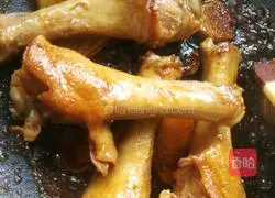 Illustration of how to make duck legs with fragrant sauce 6