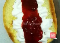 Illustration of how to make strawberry jam and cream cake sandwich 14