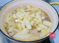 Illustration of Chinese Cabbage, Pork, Tofu and Vermicelli Stew 5