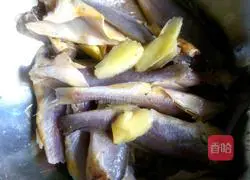 Illustration of how to make fried yellow croaker 2