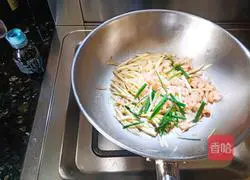 Illustration of how to make delicious wild rice stir-fried shrimps 7