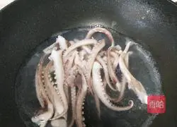 Illustration of how to make fried squid with chili pepper 2