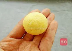 Illustration of how to make golden coconut balls 7
