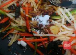 Illustration of home-cooked fish-flavored shredded pork 8