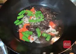 Illustration of how to make lotus pond stir-fry 3