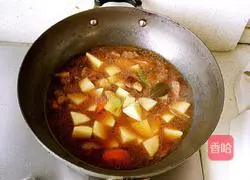 Illustration of how to make beef stew with potatoes 8