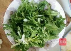 Illustration of how to turn bitter chrysanthemum into eggs in cold sauce 1