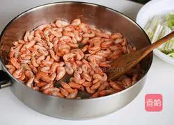 Illustration of how to make stir-fried river shrimp with chives 5