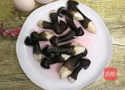 Illustration of how to make scrambled eggs with black mushrooms 1