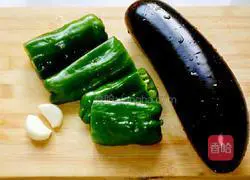 Illustration of how to stir-fry shredded eggplant with pepper 1