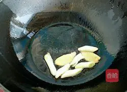 Illustration of how to make red wine stewed beef 4