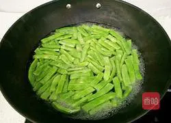 Illustration of how to make stir-fried green beans 3