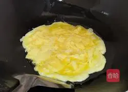 Illustration of how to stir-fry vermicelli with cabbage and eggs 4