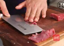 The secret of beach steak is crispy on the outside and tender on the inside.Rourou~ Recipe Illustration 5