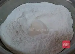 Illustration of how to make Cantonese glutinous rice rolls 2