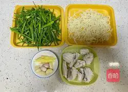 Illustration of how to stir-fry chive flowers with shredded cuttlefish and bamboo shoots 1