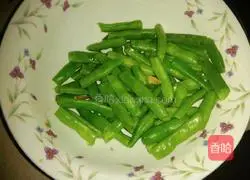 Illustration of how to make stir-fried green beans with twice-cooked pork 2