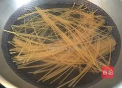 Illustration of how to make creamy egg yolk and bacon pasta 4