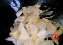 Illustration of how to make stir-fried ground and three delicacies 5