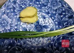 Illustration of how to make shrimp bean curd rolls 1