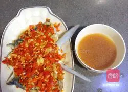 Illustration of how to make fish head with chopped pepper 11