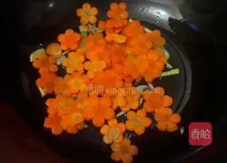 Illustration of how to stir-fry shredded tenderloin with radish flowers 7