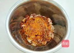 Illustration of how to make toothpick mutton skewers 4