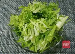 Illustration of how to make cold bitter chrysanthemum 2