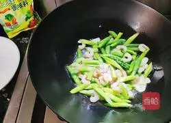 Illustration of how to make delicious shrimp-fried asparagus 6