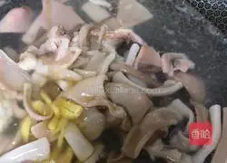 Illustration of how to make fried squid with green onions 4