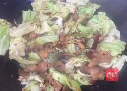 Illustration of how to make hand-shredded cabbage 12