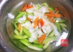 Illustration of how to stir-fry celery with lilies 10