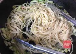 Illustration of how to make Italian zucchini and mussel pasta 4