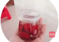 Illustration of how to soak red dates in wine 4