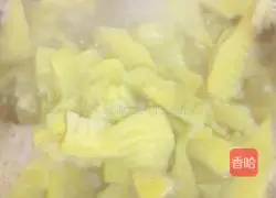 Illustration of how to stir-fry winter bamboo shoots with Fujian mustard greens 2