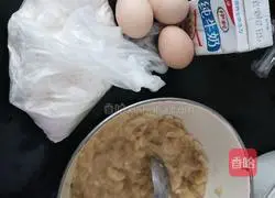 Illustration of how to make banana egg pancake 3