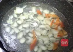 Illustration of how to stir-fry celery with lilies 9