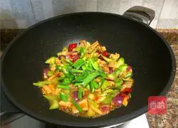 Illustration of how to stir-fry squid with celery and pickled pepper 9