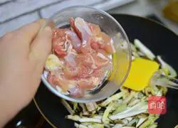 Illustration of how to make chicken leg rice 10