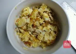 Illustration of how to make cured meat and colorful fried rice 9