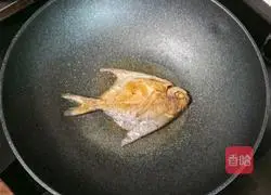 Illustration of how to make pan-fried Shiracang fish 9