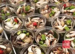 Illustration of how to cook small seafood in sauce 3