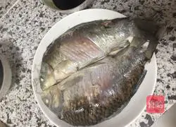 Illustration of how to make steamed crucian carp 4