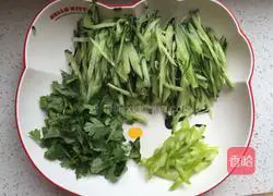 Illustration of how to make cold noodles with green onion and shredded chicken 3